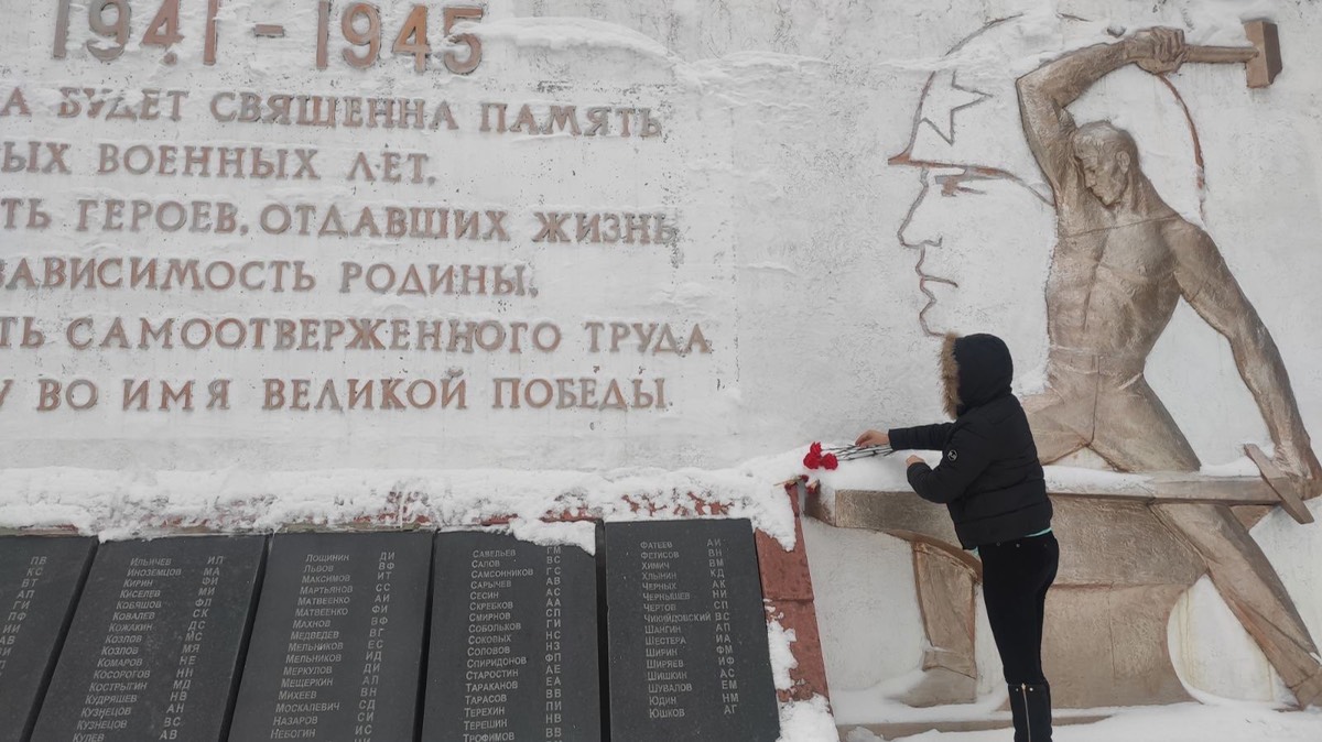Возложение цветов к монументу Боевой и Трудовой Славы