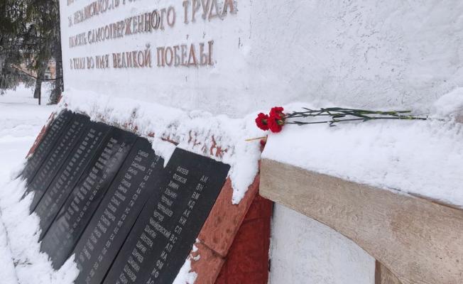 Возложение цветов к монументу Боевой и Трудовой Славы