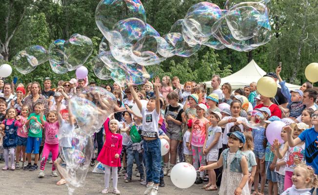 Детство пахнет молоком и сладостями: в парке Гагарина прошел грандиозный праздник для детей
