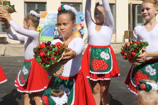 Депутат поздравил с Днем знаний школьников поселка Мехзавод
